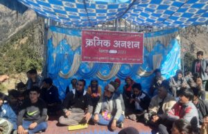 सड़क को लेकर आंदोलन कर रहे ग्रामीणों से मिलने पहुचे विभागीय अधिकारी, वार्ता विफल