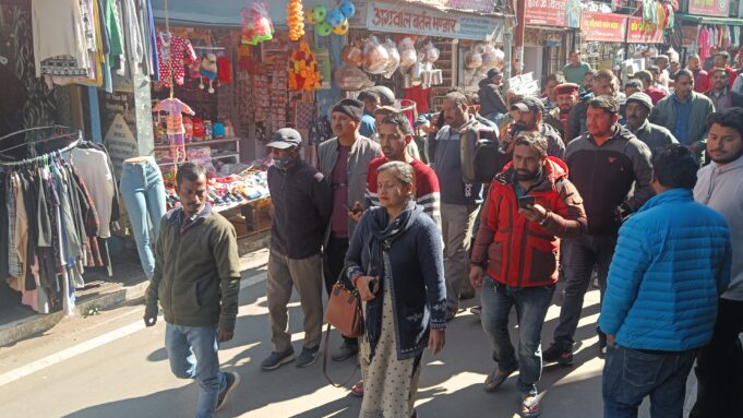 यहां सड़को पर क्यो उतरे व्यापारी देखिए