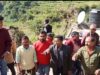 डीएम ने पेनगढ़ आपदा पीड़तों से की मुलाकात, हर सम्भव मदद का दिया आश्वासन