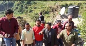 डीएम ने पेनगढ़ आपदा पीड़तों से की मुलाकात, हर सम्भव मदद का दिया आश्वासन