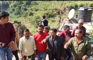 डीएम ने पेनगढ़ आपदा पीड़तों से की मुलाकात, हर सम्भव मदद का दिया आश्वासन