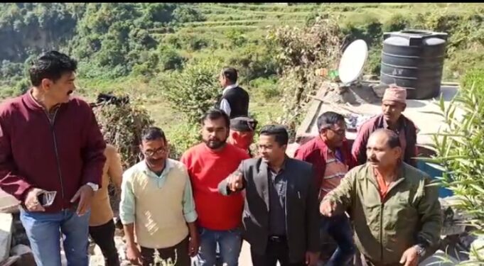 डीएम ने पेनगढ़ आपदा पीड़तों से की मुलाकात, हर सम्भव मदद का दिया आश्वासन