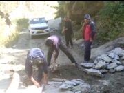 शासन प्रशासन ने तोड़ा भरोसा तो युवाओ ने खुद सड़क मरम्मत का उठाया बीड़ा