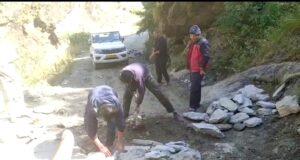 शासन प्रशासन ने तोड़ा भरोसा तो युवाओ ने खुद सड़क मरम्मत का उठाया बीड़ा