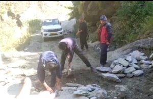 शासन प्रशासन ने तोड़ा भरोसा तो युवाओ ने खुद सड़क मरम्मत का उठाया बीड़ा