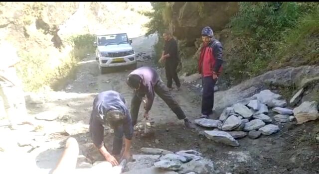 शासन प्रशासन ने तोड़ा भरोसा तो युवाओ ने खुद सड़क मरम्मत का उठाया बीड़ा