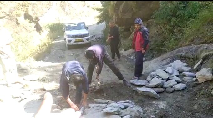 शासन प्रशासन ने तोड़ा भरोसा तो युवाओ ने खुद सड़क मरम्मत का उठाया बीड़ा