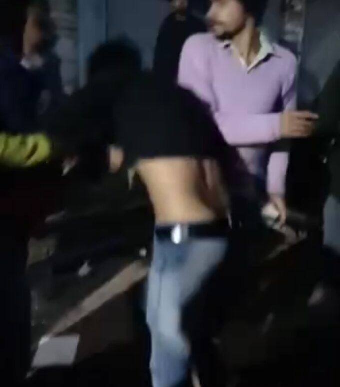 अश्लील हरकत करने वाले को स्थानीय युवाओ ने धुना