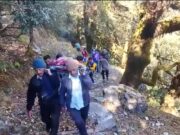 दुर्गम: विकास के दावों की पोल खोलती तस्वीरे, 18किमी कंधों पर लादकर गर्भवती को पहुचाया अस्पताल