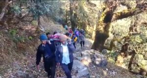 दुर्गम: विकास के दावों की पोल खोलती तस्वीरे, 18किमी कंधों पर लादकर गर्भवती को पहुचाया अस्पताल