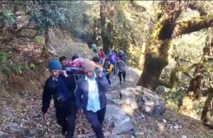 दुर्गम: विकास के दावों की पोल खोलती तस्वीरे, 18किमी कंधों पर लादकर गर्भवती को पहुचाया अस्पताल