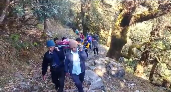 दुर्गम: विकास के दावों की पोल खोलती तस्वीरे, 18किमी कंधों पर लादकर गर्भवती को पहुचाया अस्पताल