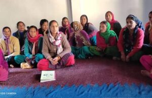 महिलाओं के सुरक्षा_कवच उत्तराखण्ड पुलिस एप के अन्तर्गत गौरा शक्ति पर पंजीकरण किये जाने हेतु महिलाओं को किया जा रहा जागरुक