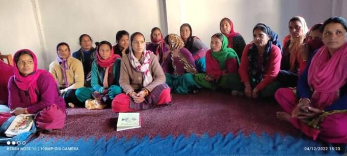 महिलाओं के सुरक्षा_कवच उत्तराखण्ड पुलिस एप के अन्तर्गत गौरा शक्ति पर पंजीकरण किये जाने हेतु महिलाओं को किया जा रहा जागरुक