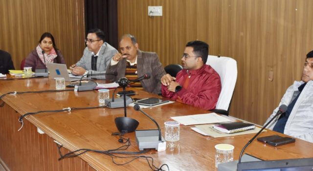 चारधाम यात्रा सिस्टम को सुदृढ करने को लेकर जिलाधिकारी ने ली बैठक