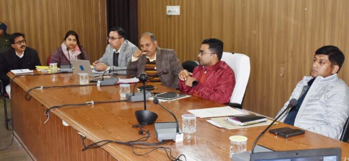 चारधाम यात्रा सिस्टम को सुदृढ करने को लेकर जिलाधिकारी ने ली बैठक
