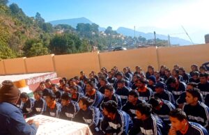 थाना गोपेश्वर पुलिस ने विद्यालयों में जाकर नशे के बुरे प्रभावों के प्रति किया जागरूक