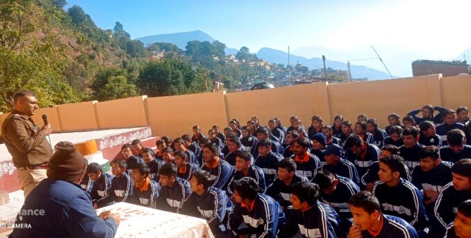 थाना गोपेश्वर पुलिस ने विद्यालयों में जाकर नशे के बुरे प्रभावों के प्रति किया जागरूक