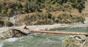 लकड़ी के कच्चे पुल पर पैर फिसलने से नदी में बहे मां बेटे का शव बरामद,