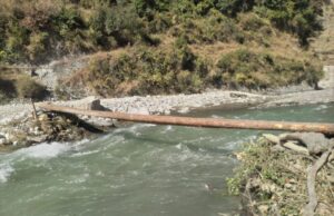 लकड़ी के कच्चे पुल पर पैर फिसलने से नदी में बहे मां बेटे का शव बरामद,