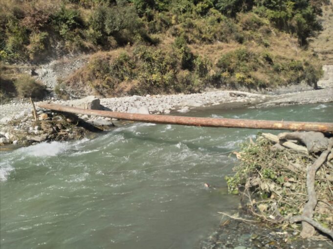 लकड़ी के कच्चे पुल पर पैर फिसलने से नदी में बहे मां बेटे का शव बरामद,