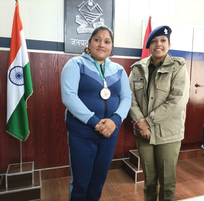 पुणे में आयोजित विश्व सीनियर कुराश चैम्पियनशिप में स्नेहा तड़ियाल ने सिल्वर मेडल जीत प्रदेश के साथ बढ़ाया चमोली पुलिस का मान।