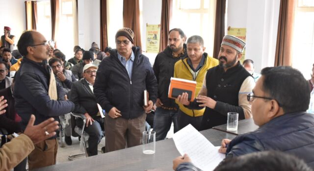 जनता दरबार मे हुई जन सुनवाई, 60 में से 30 का हुवा निवारण