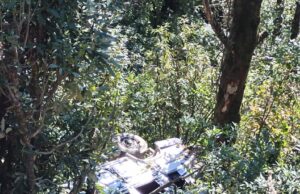 वाहन दुर्घटना ग्रस्त, बाल बाल बची जान