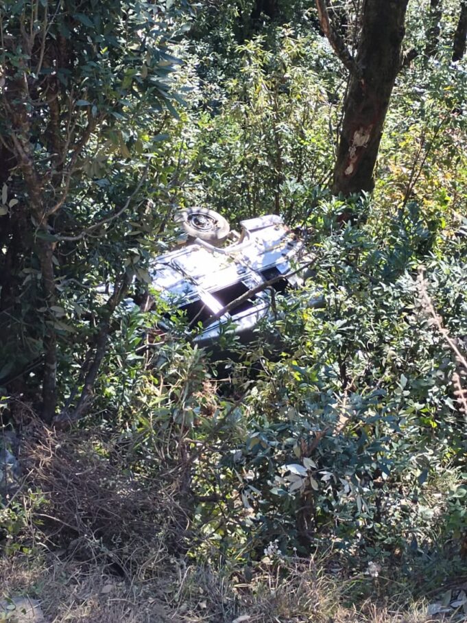 वाहन दुर्घटना ग्रस्त, बाल बाल बची जान