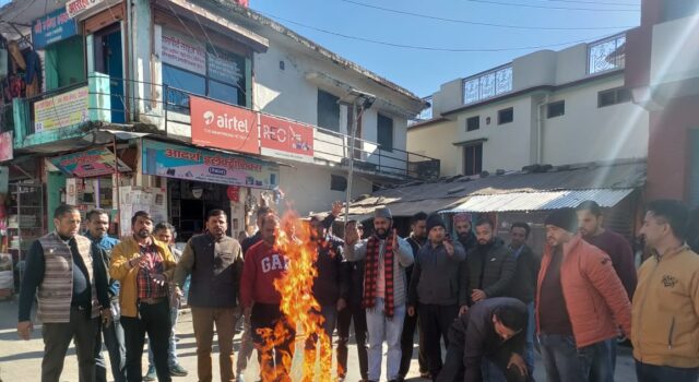 फर्जी मोहर, हस्ताक्षर मामले जांच की मांग, स्थानीय लोगों ने फूंका पुतला