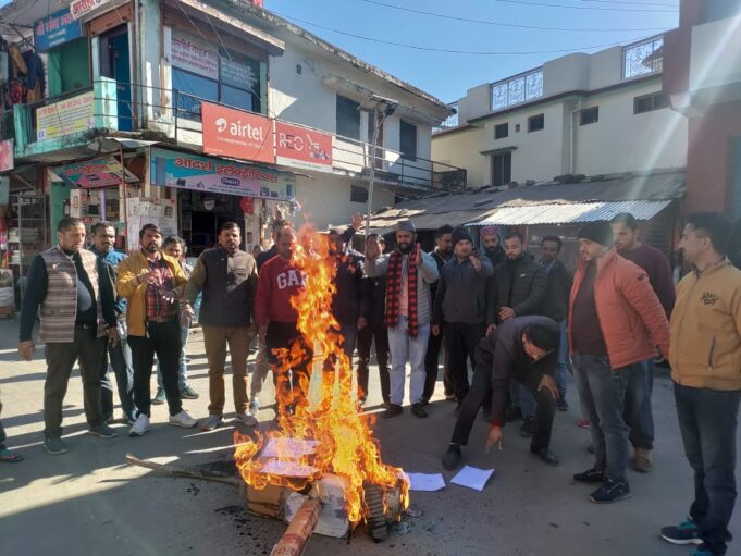 फर्जी मोहर, हस्ताक्षर मामले जांच की मांग, स्थानीय लोगों ने फूंका पुतला