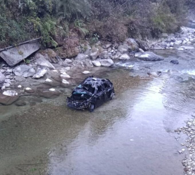 कार दुर्घटना में वाहन सवार की दर्दनाक मौत