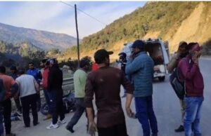 रुद्रप्रयाग गौरीकुण्ड राष्ट्रीय राजमार्ग बांसवाड़ा में स्कूटी दुर्घटनाग्रस्त