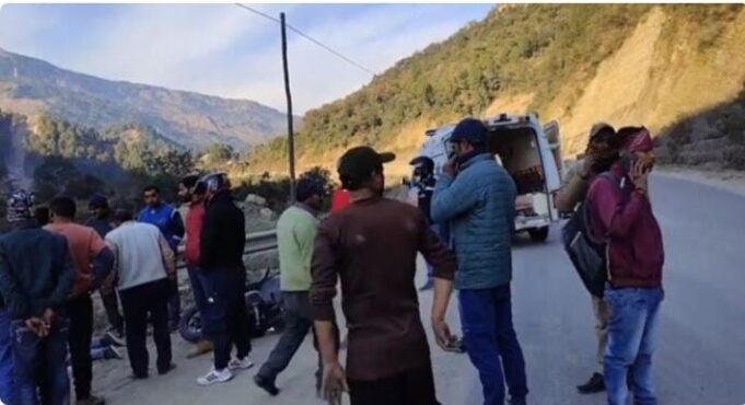 रुद्रप्रयाग गौरीकुण्ड राष्ट्रीय राजमार्ग बांसवाड़ा में स्कूटी दुर्घटनाग्रस्त