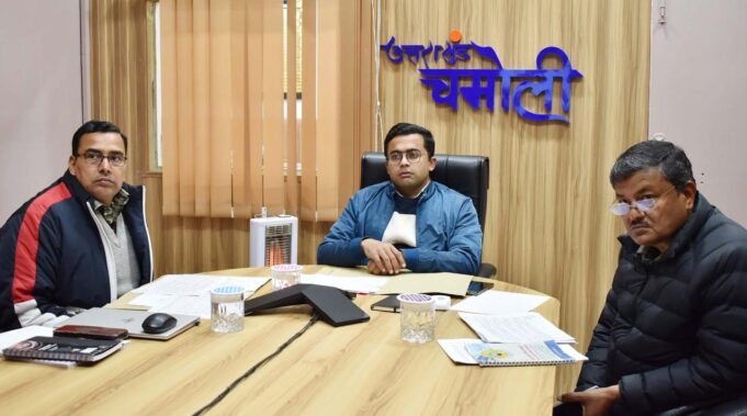 जिलाधिकारी ने बद्रीनाथ मास्टर प्लान और हेमकुंड साहिब अवस्थापना कार्यो की ली समीक्षा बैठक
