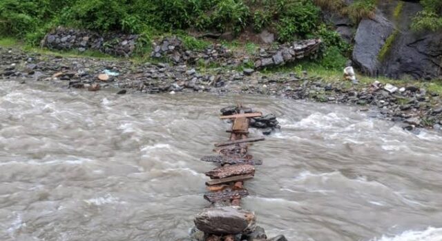 पिंडर नदी पर बने लकड़ी के पुल को पार करते समय माँ, बेटे नदी में बहे