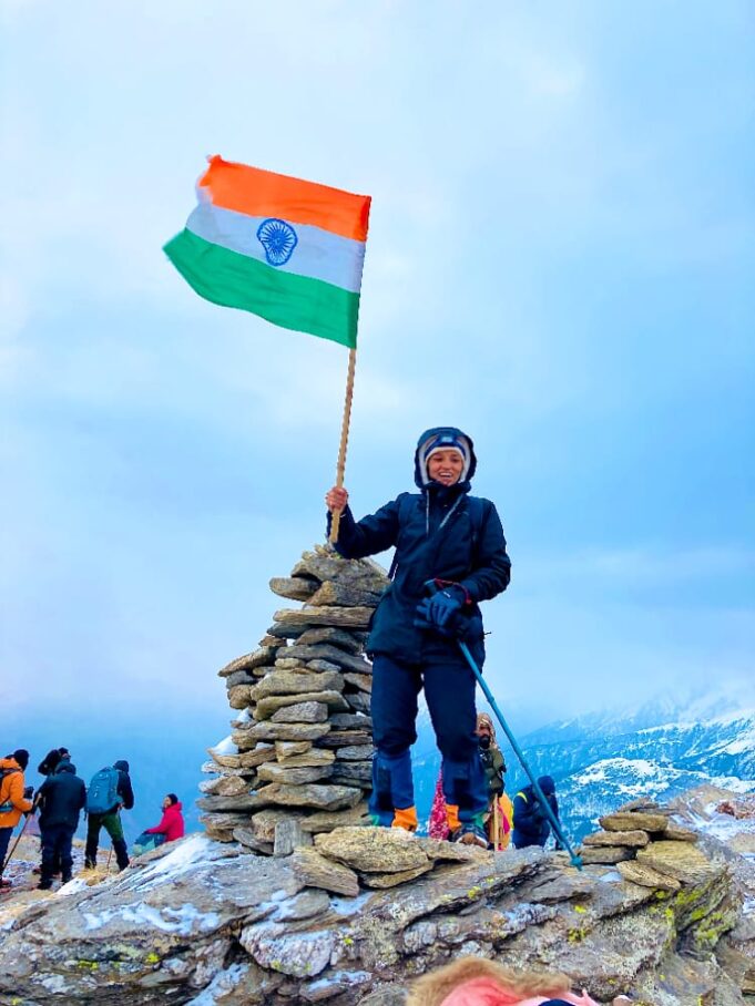 12हजार 5सौ फ़ीट के सांकरी केदार कांठा पर दिव्या ने फहराया तिरंगा