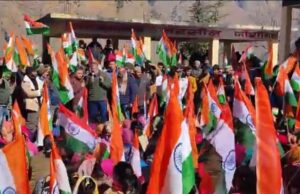 जोशीमठ में आपदा प्रभावितों ने निकाली तिरंगा रैली सरकार को आपदा पीड़ितों के लिए ठोस पुनर्वास कार्य करने की मांग की