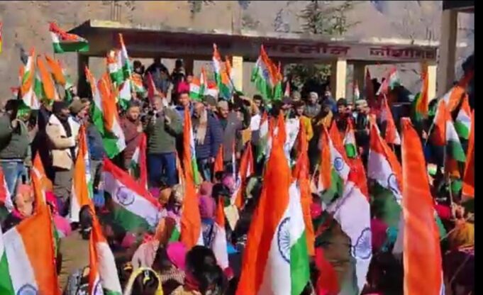 जोशीमठ में आपदा प्रभावितों ने निकाली तिरंगा रैली सरकार को आपदा पीड़ितों के लिए ठोस पुनर्वास कार्य करने की मांग की