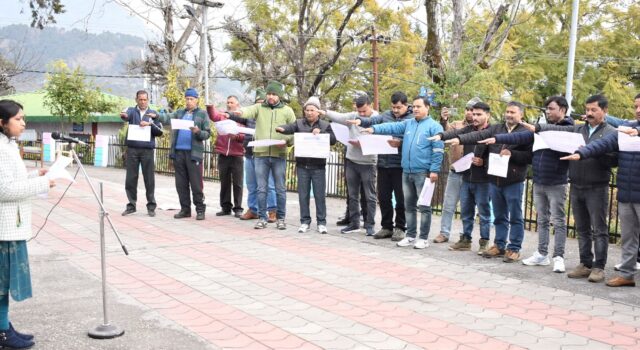 मतदाता दिवस पर अधिकारी कर्मचारियों ने ली शपथ