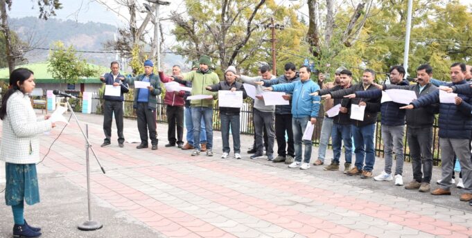 मतदाता दिवस पर अधिकारी कर्मचारियों ने ली शपथ