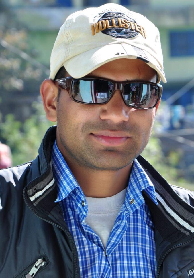 एक ऐसे अध्यापक जिन्होंने स्वयं के संसाधनों से तैयार की स्मार्ट क्लास