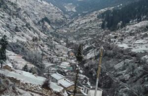 देवाल के वाण व घेस गांव में हुई बर्फबारी।