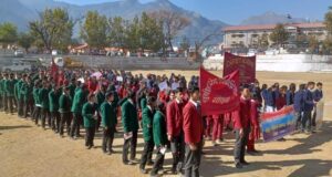 सड़क_सुरक्षा_सप्ताह के सातवें दिन पुलिस द्वारा गोपेश्वर क्षेत्र में स्कूली बच्चों के साथ निकाली गई वृहद #जागरूकता रैली