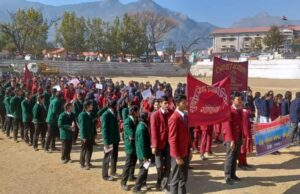 सड़क_सुरक्षा_सप्ताह के सातवें दिन पुलिस द्वारा गोपेश्वर क्षेत्र में स्कूली बच्चों के साथ निकाली गई वृहद #जागरूकता रैली