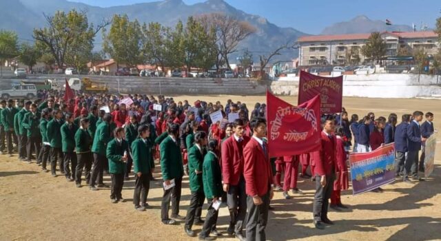 सड़क_सुरक्षा_सप्ताह के सातवें दिन पुलिस द्वारा गोपेश्वर क्षेत्र में स्कूली बच्चों के साथ निकाली गई वृहद #जागरूकता रैली