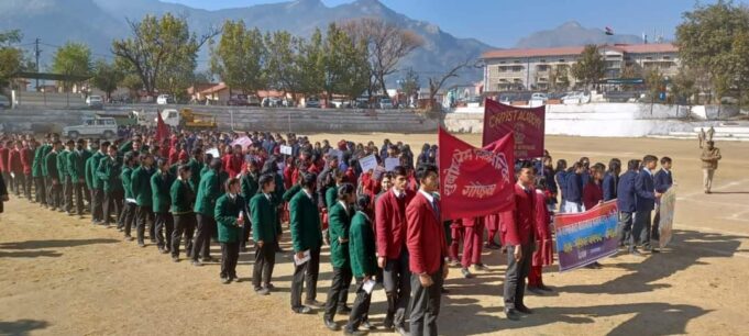 सड़क_सुरक्षा_सप्ताह के सातवें दिन पुलिस द्वारा गोपेश्वर क्षेत्र में स्कूली बच्चों के साथ निकाली गई वृहद #जागरूकता रैली