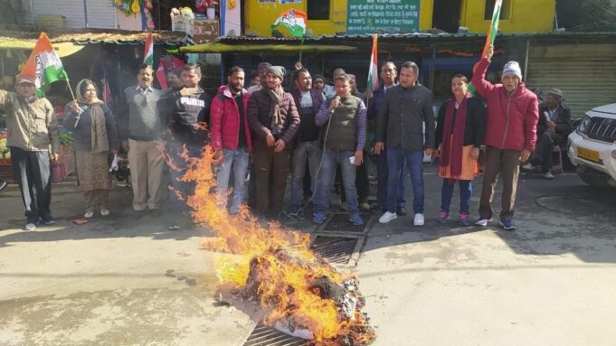 भाजपा प्रदेश अद्ययक्ष के बयान पर नाराज कांग्रेसियों ने फूंका पुतला