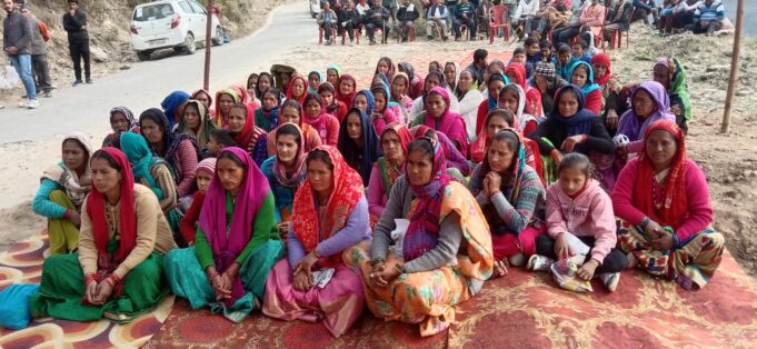 आखिर पैठाणी गाँव मे पहुची सड़क,ग्रामीणों ने जताई खुशी