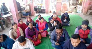 स्वास्थ्य ब्यवस्थाओ को सदृढ़ करने की मांग पर लोगों ने ताला बंदी कर जताया गुस्सा